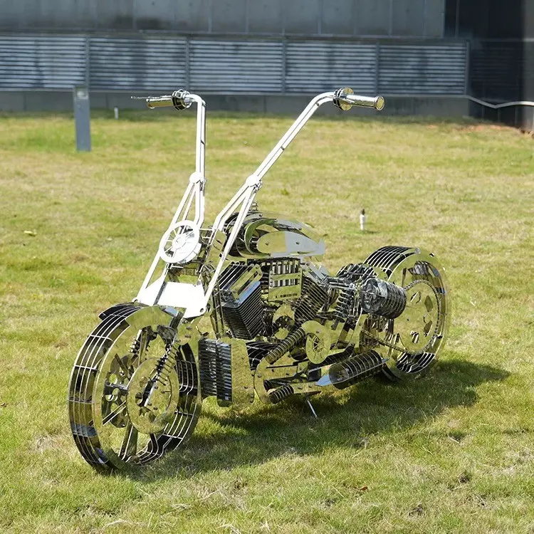 Sculpture moto rétro grand format pour showroom et espace événementiel