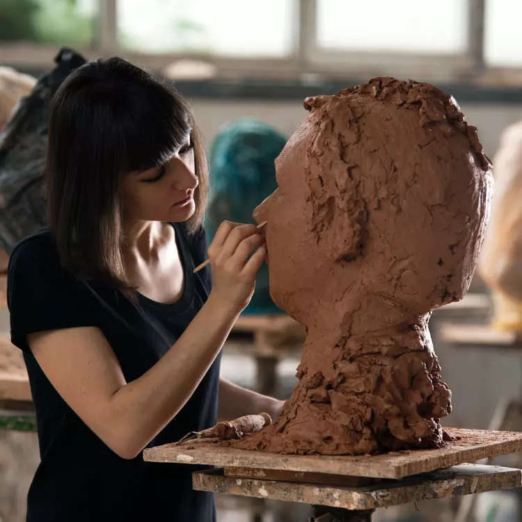 Femme qui sculpte un visage